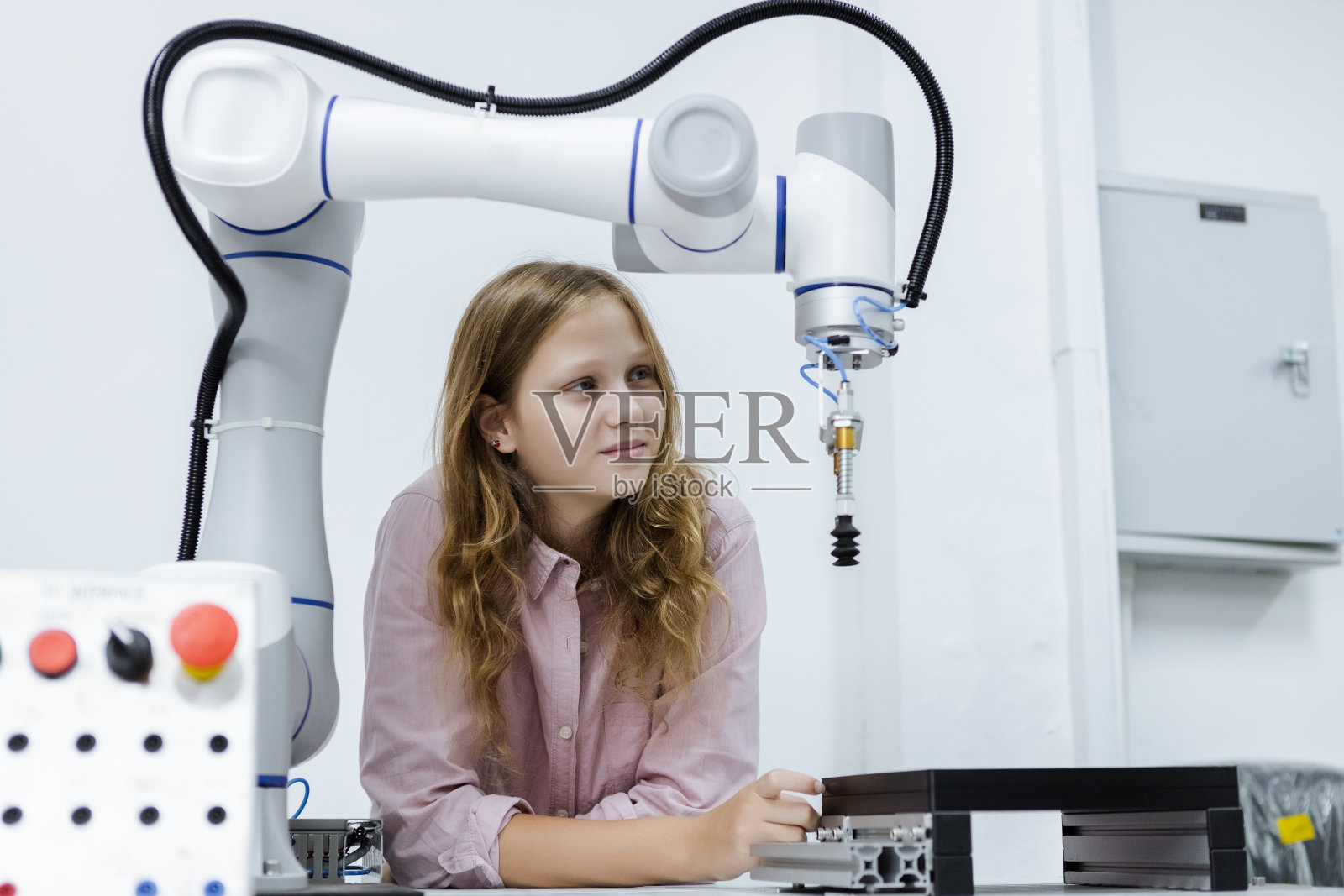 教室桌子上的女孩高加索教育电子机械臂。学习创新机器人电子未来人工智能。系统技能培训。STEM教育理念。照片摄影图片