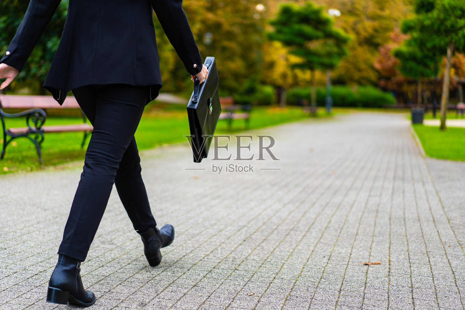 美丽的中年女子在城市公园散步照片摄影图片