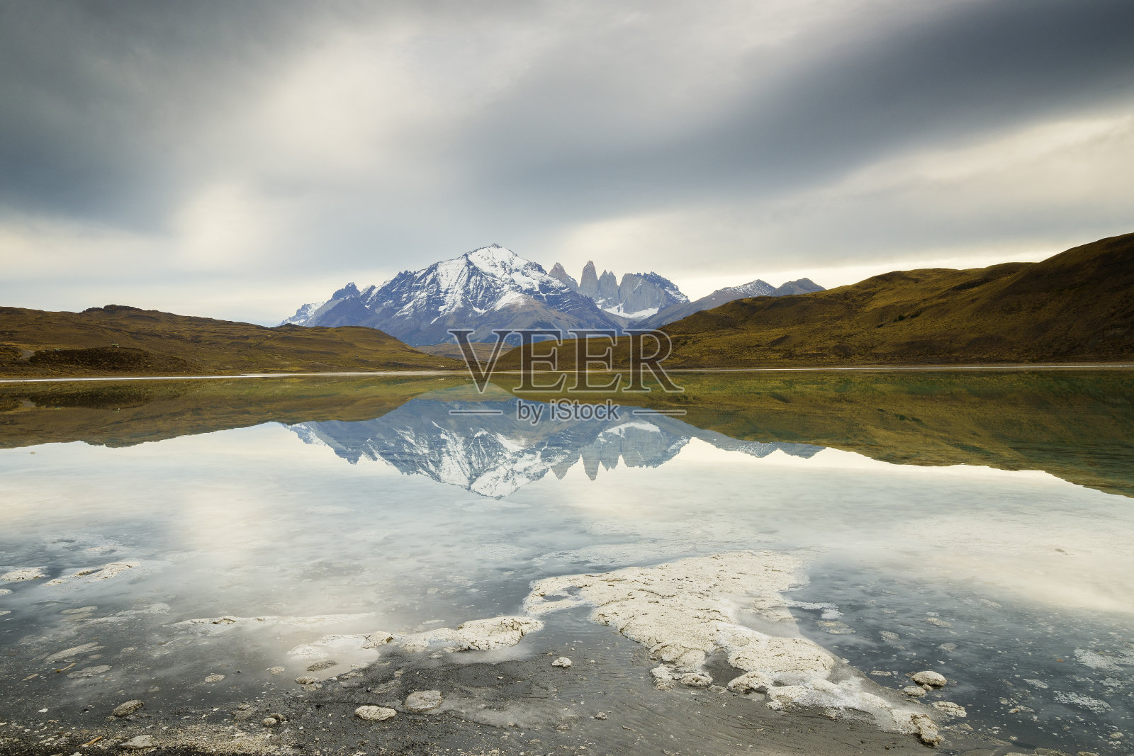 拉古纳阿玛加在托雷斯德尔潘恩的倒影照片摄影图片