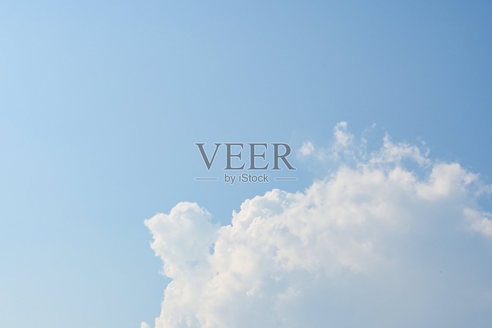 美丽的蓝天和白色蓬松的云与日出的早晨,自然的背景照片摄影图片