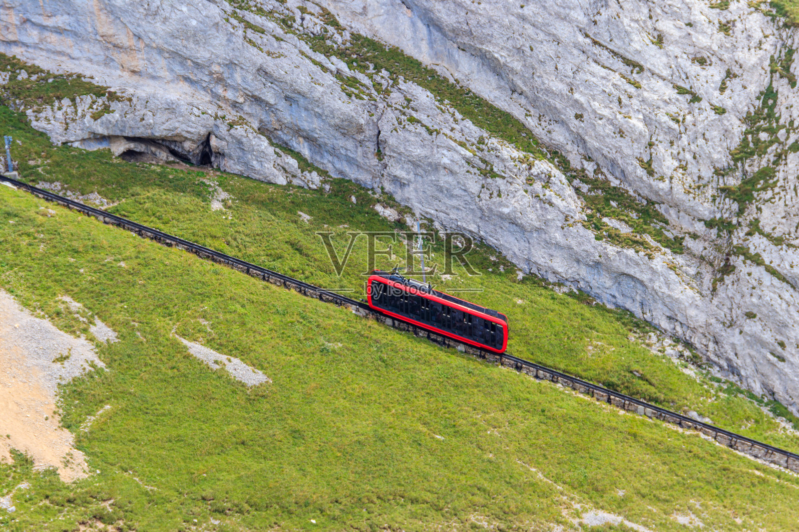 爬上瑞士卢塞恩州皮拉图斯山顶的齿轮列车。世界上最陡峭的齿轮铁路照片摄影图片