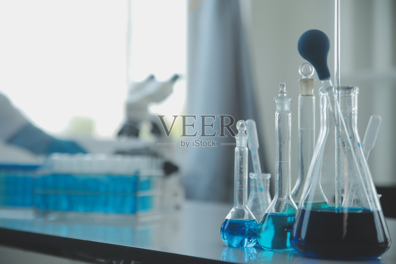 生化研究科学家团队利用显微镜进行冠状病毒疫苗研制,在药物研究实验室选择性聚焦照片摄影图片