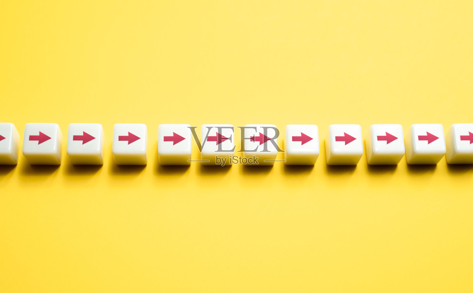 一排带箭头的方块。朝一个方向运动。箭的顺序链。设定路线,走你的路。向前走,一步一步。动机、自我发展。战略规划。照片摄影图片