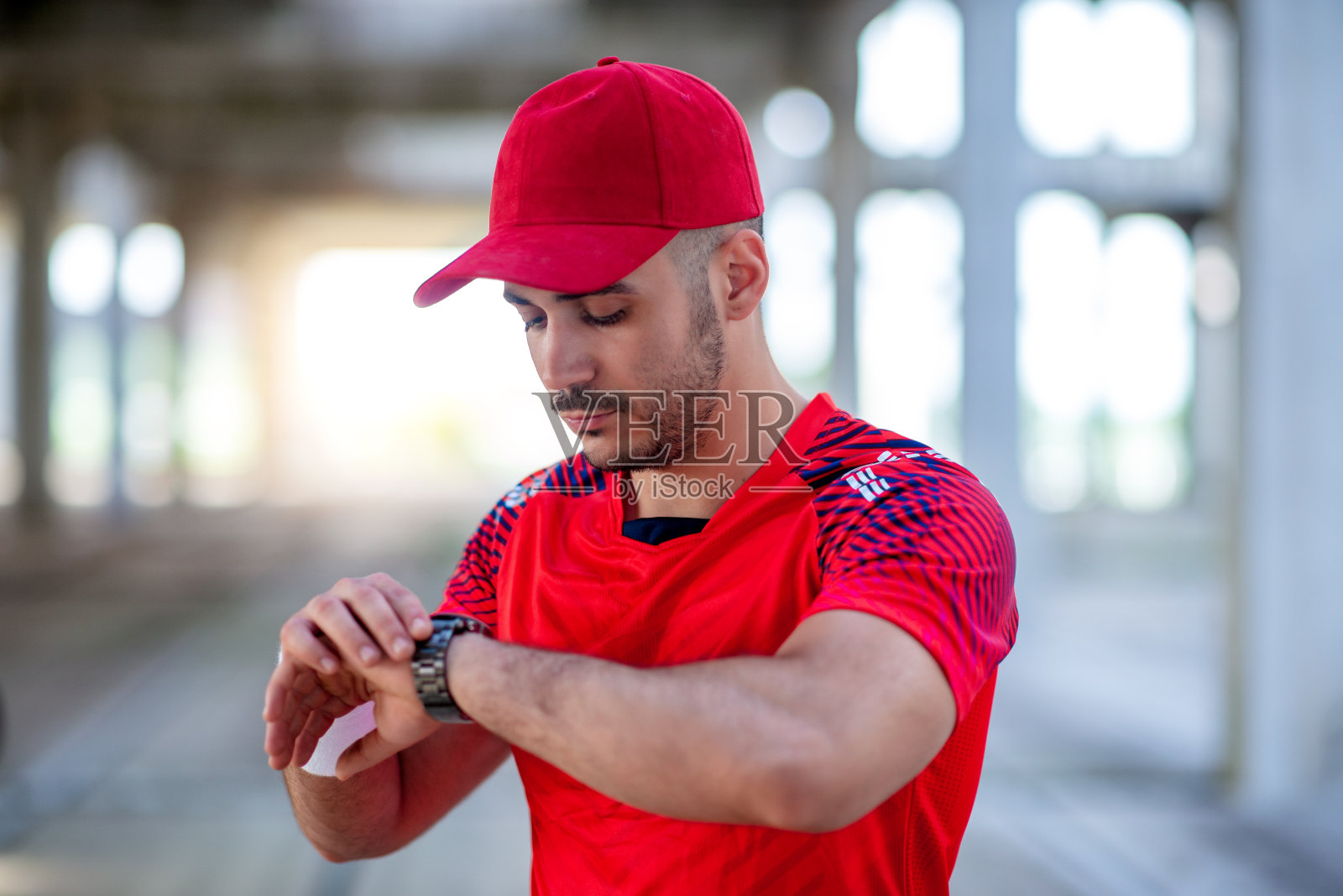 一个胖子在看智能手表照片摄影图片