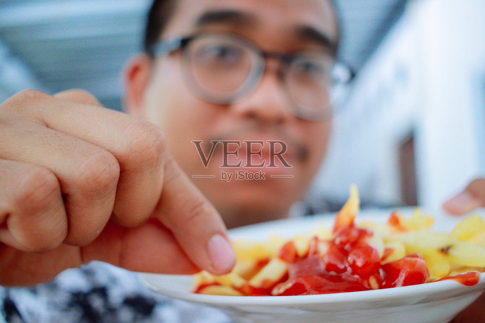 男人喜欢薯条照片摄影图片