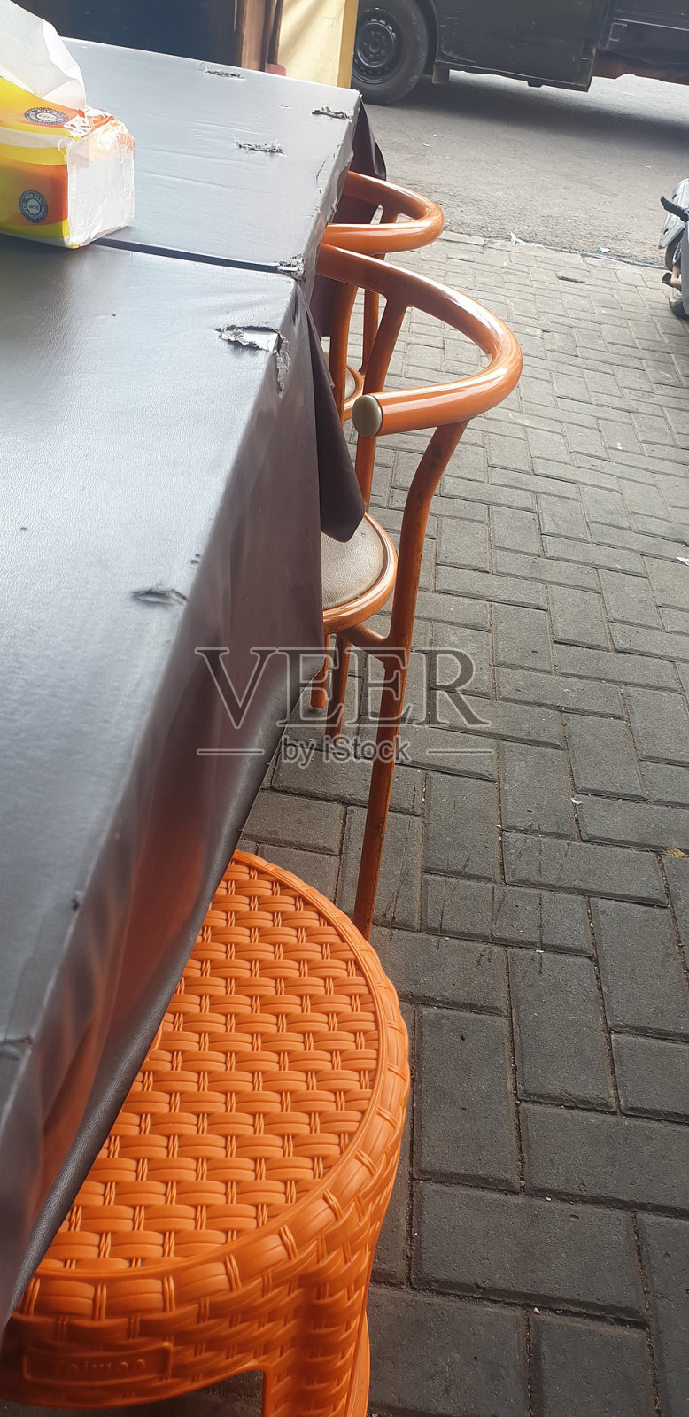 大排档的桌子和椅子照片摄影图片