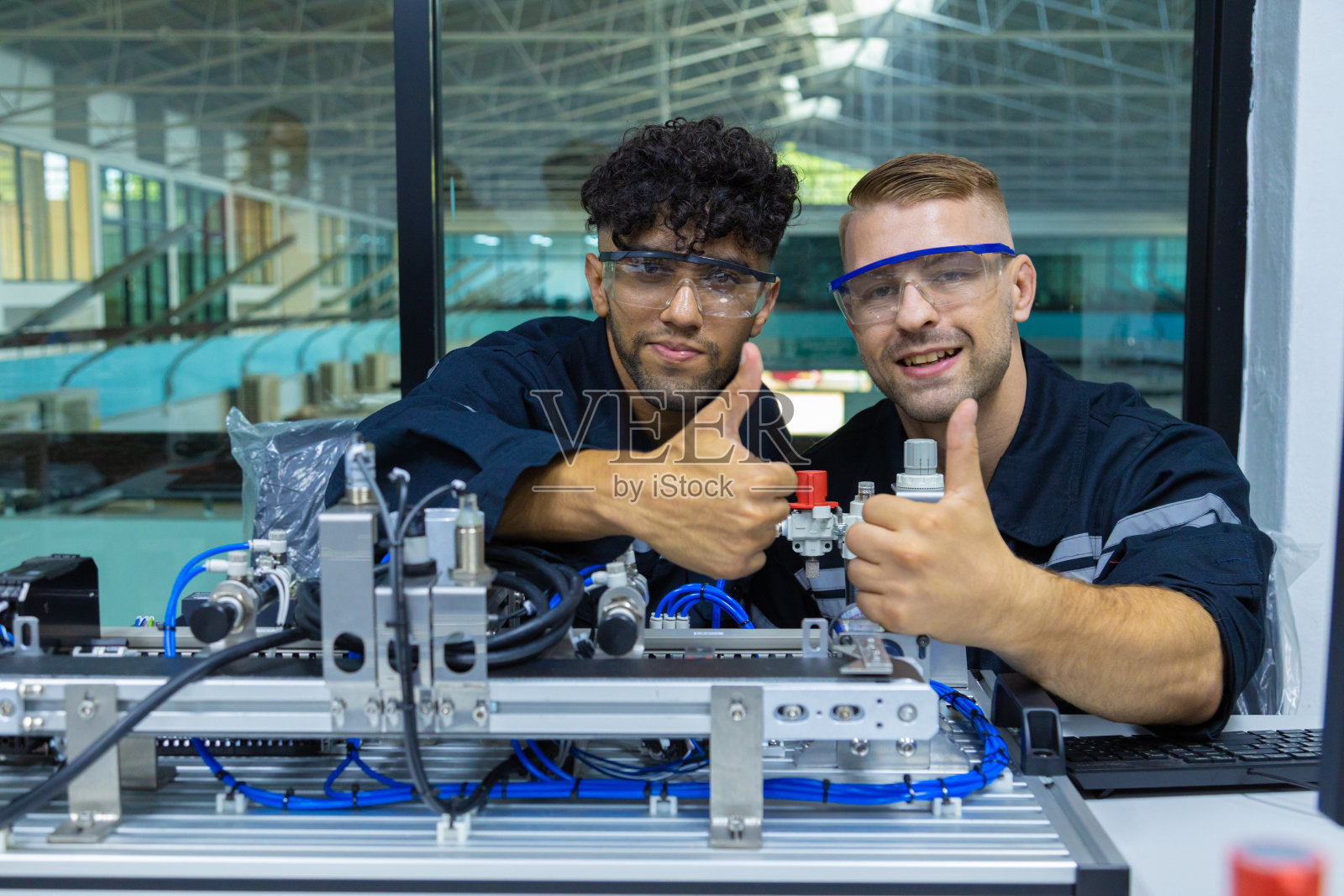 机器人工程师发明了可以取代人类的未来机器人。照片摄影图片