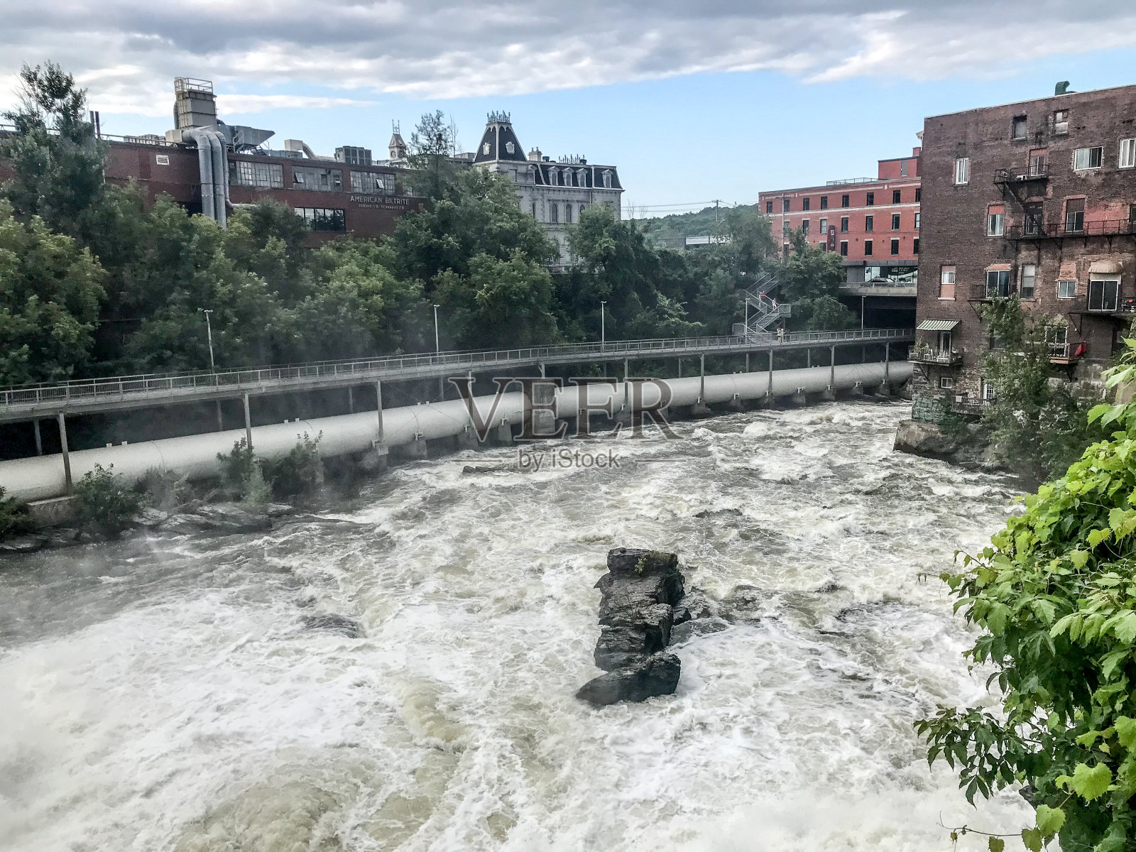 河流经过舍布鲁克市中心照片摄影图片