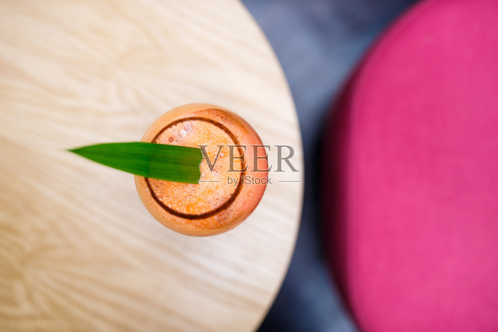 橙色鸡尾酒与香兰叶木桌照片摄影图片