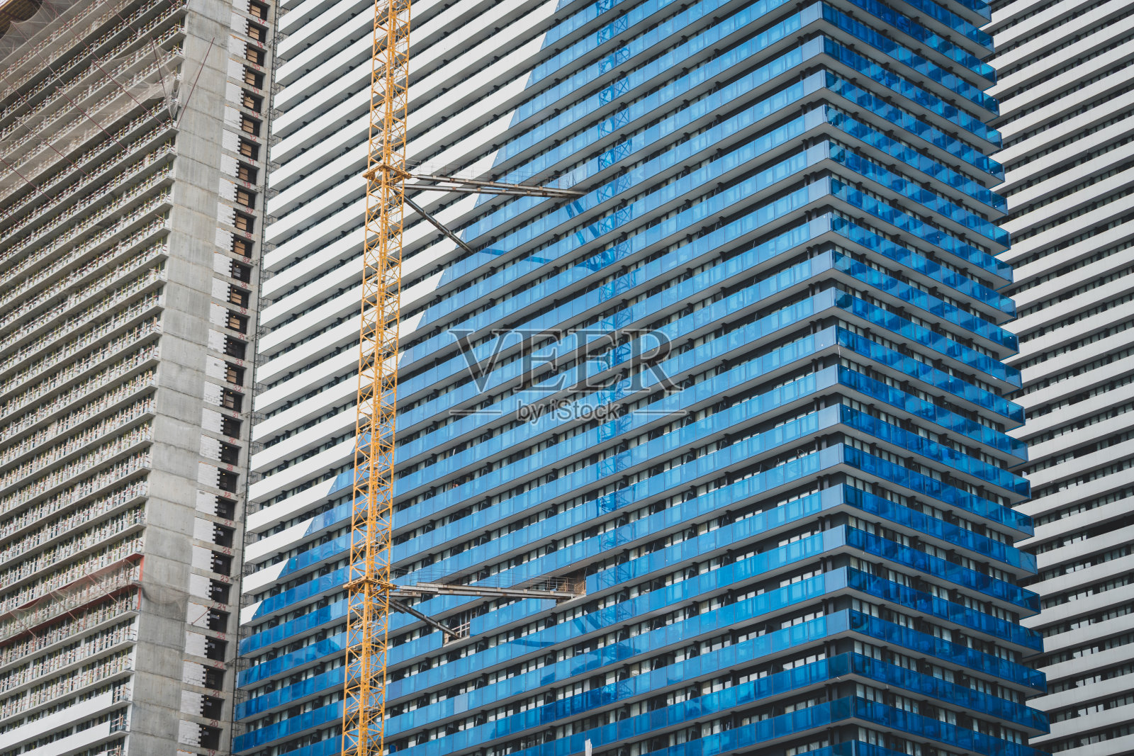 新建摩天大楼的玻璃金属结构照片摄影图片