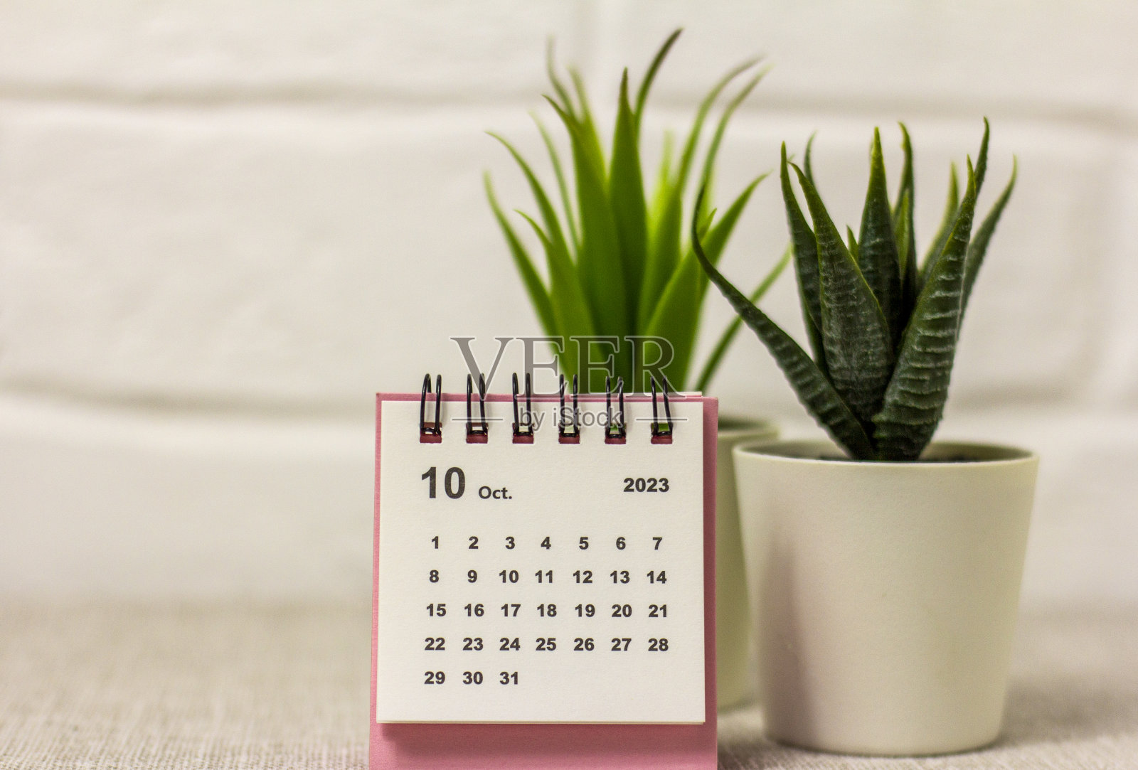 你好,10月。桌面日历计划2023年10月。照片摄影图片