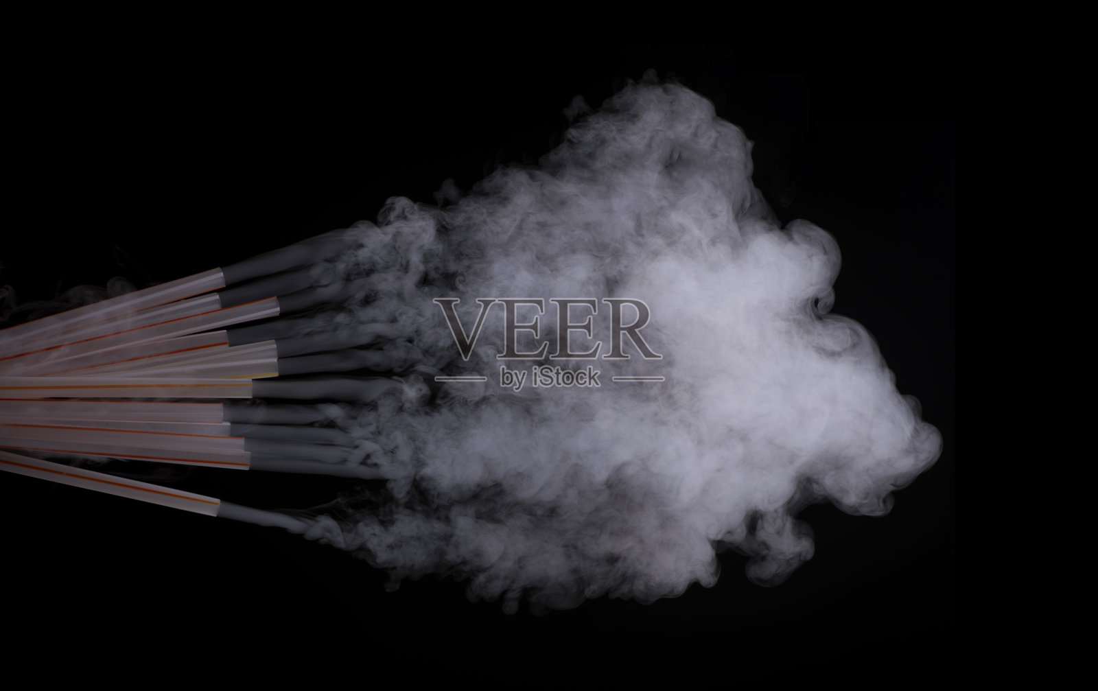 烟从塑料杯和吸管中流出,形成独特的形状和图案照片摄影图片