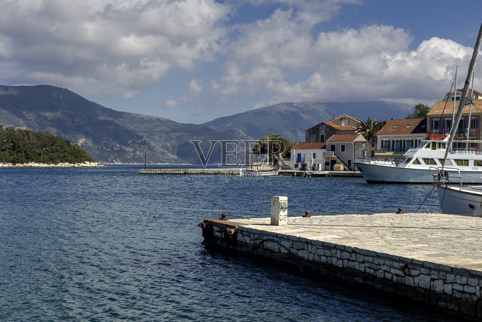 春日的河堤(希腊凯法利尼亚岛)照片摄影图片