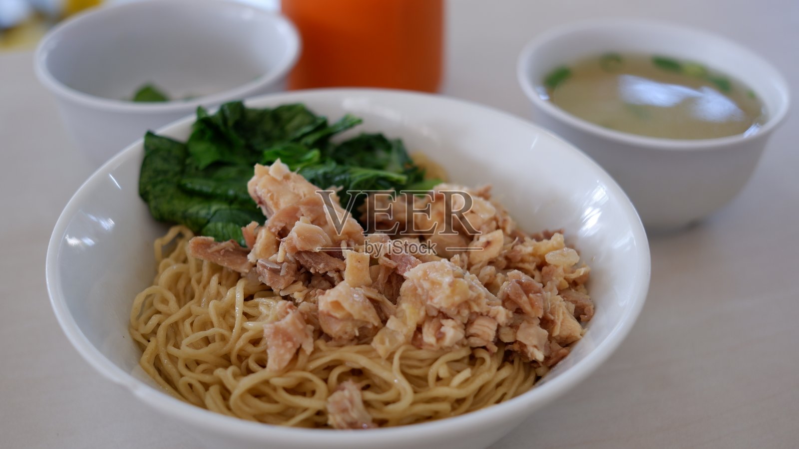 白碗上的鸡肉面条配上清汤。照片摄影图片