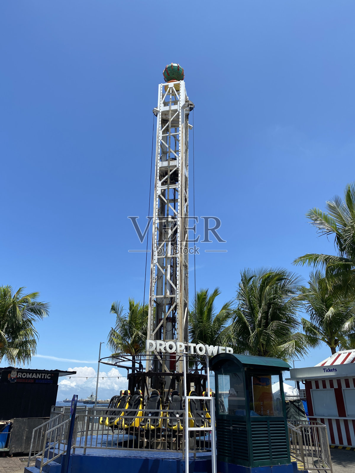 在明亮的阳光下,一个海滨游乐园里空空洞洞的人。照片摄影图片