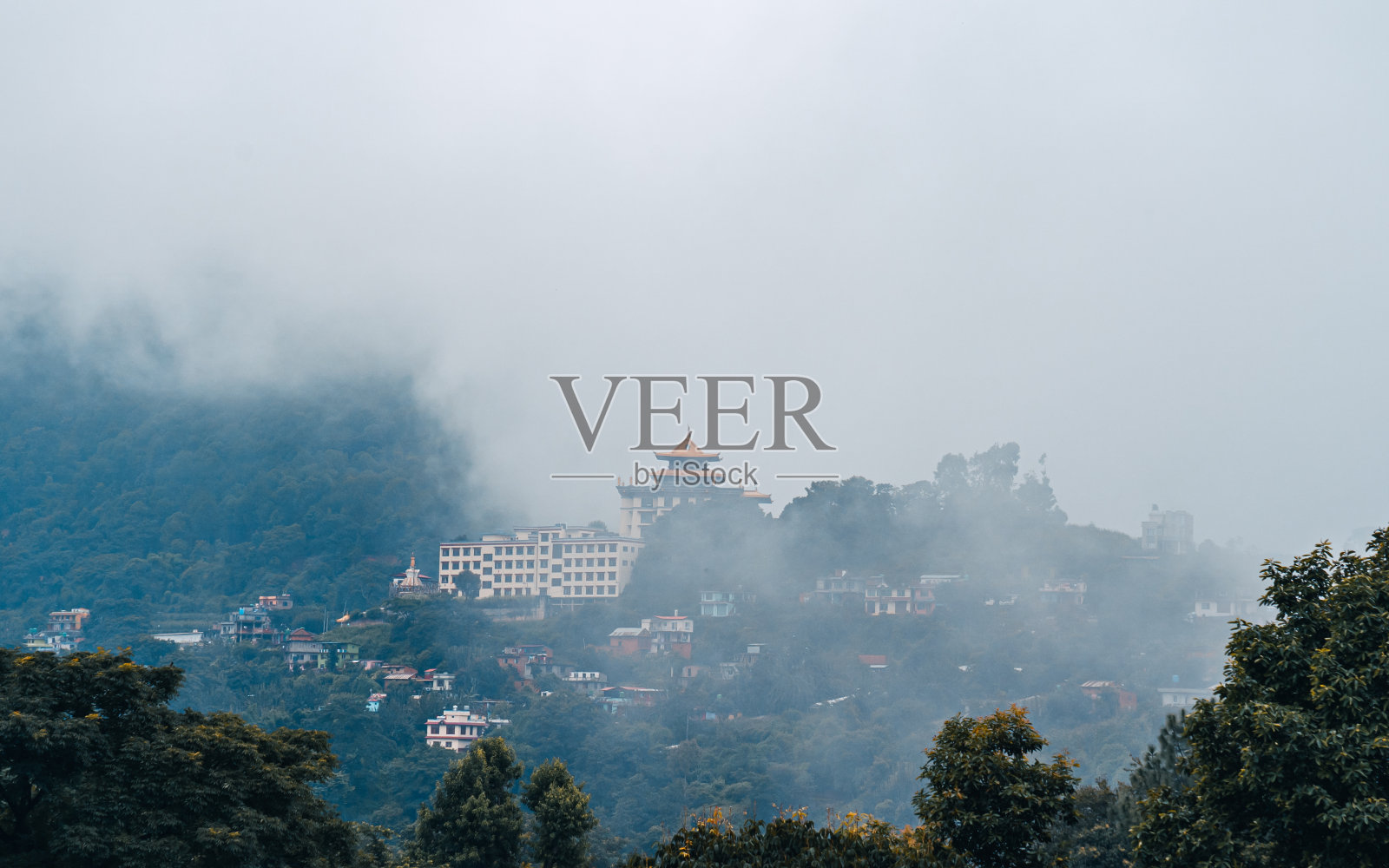 修道院和绿林的景观照片摄影图片