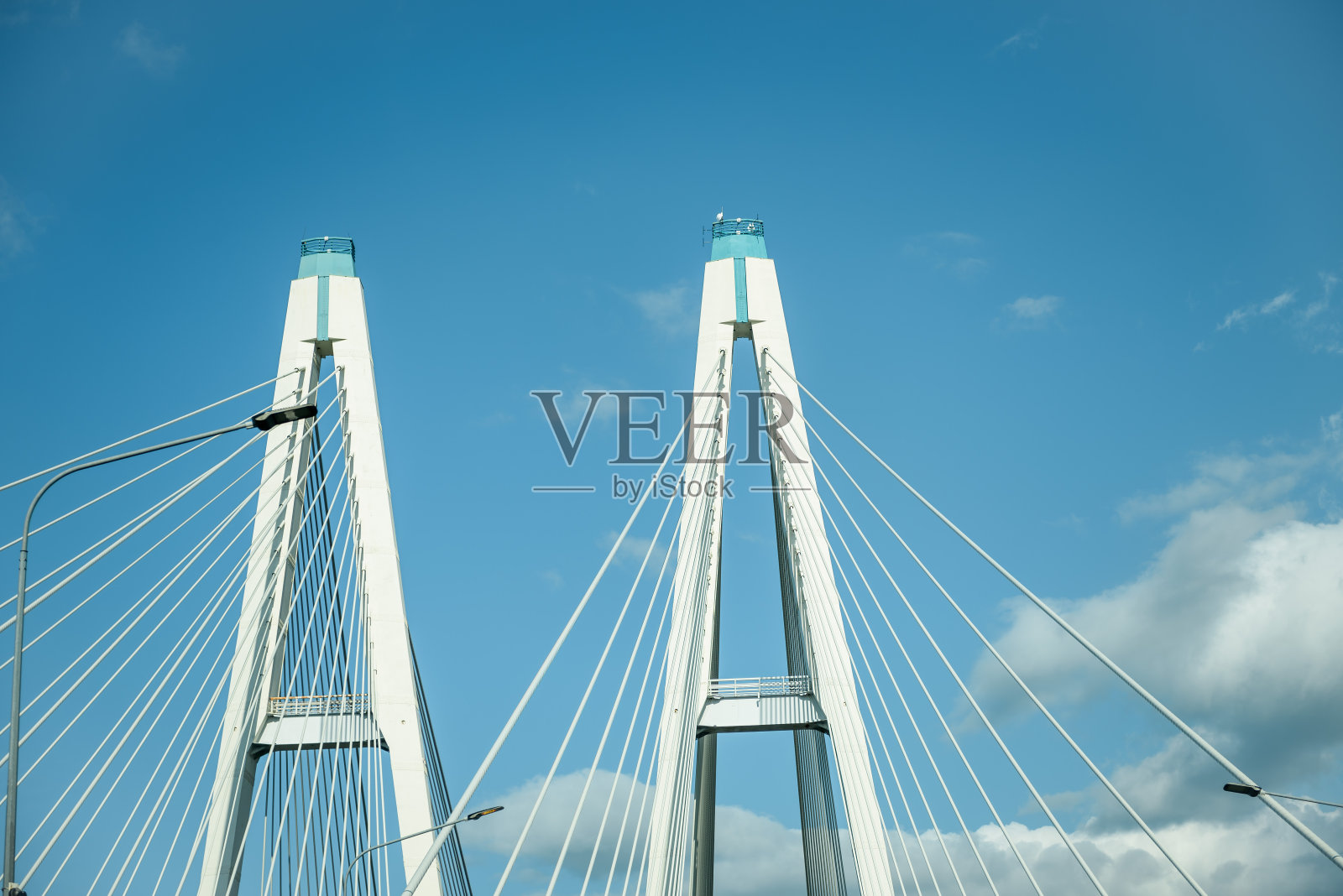 蓝天映衬下的斜拉桥塔照片摄影图片