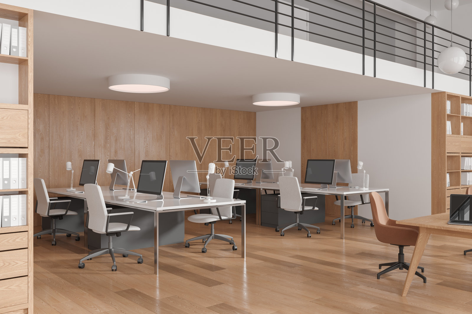 木制的办公室室内,桌子上放着电脑,架子上放着文件夹照片摄影图片