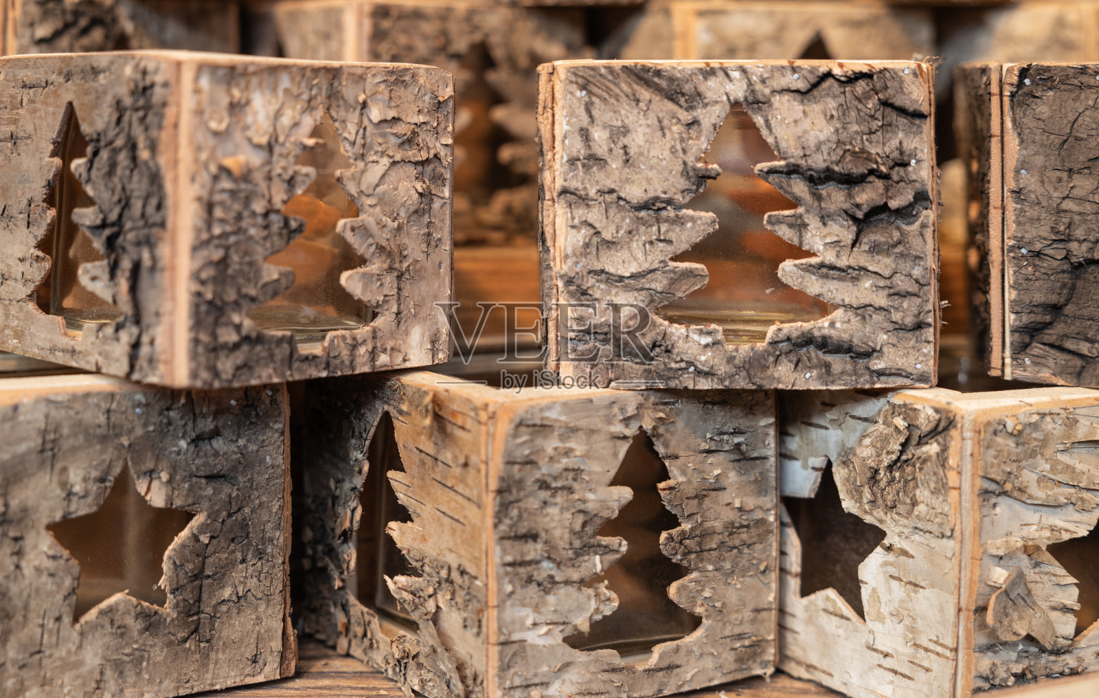 圣诞烛台呈立方体形状,由天然树皮、木材和玻璃制成照片摄影图片