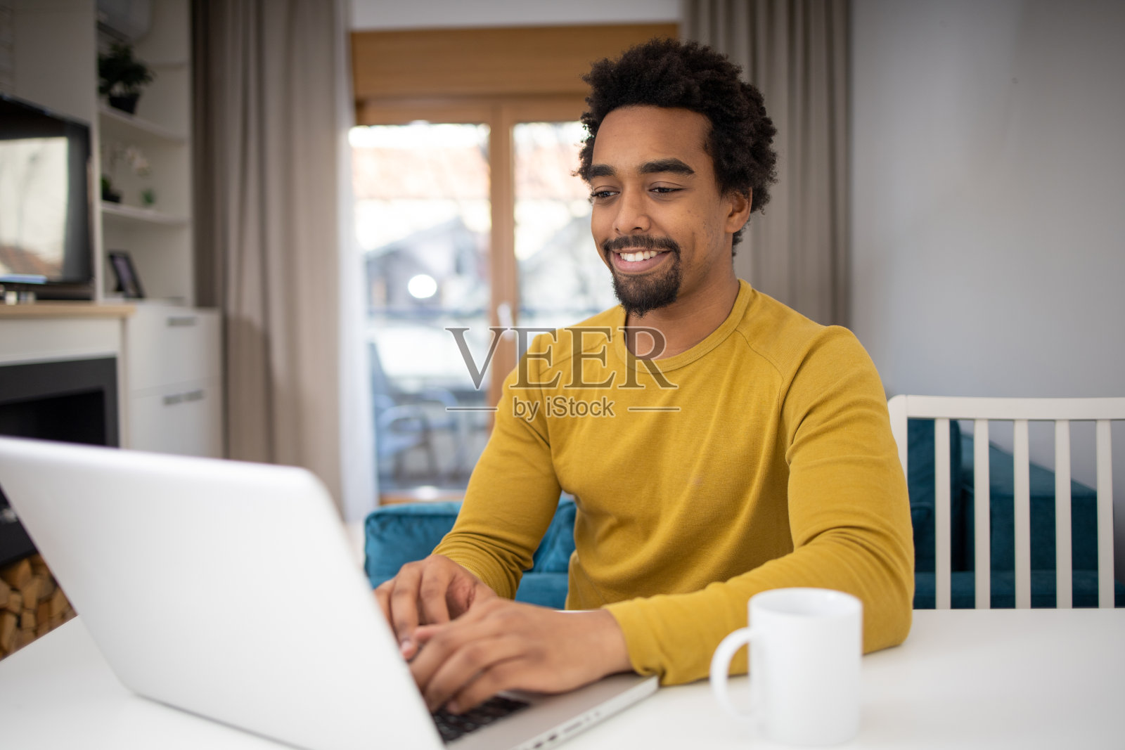 在家办公的男人照片摄影图片