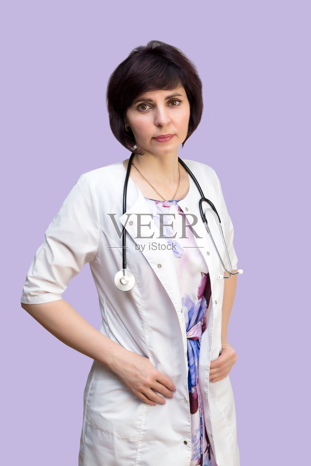 快乐的医生在紫色的背景上可爱地笑着照片摄影图片