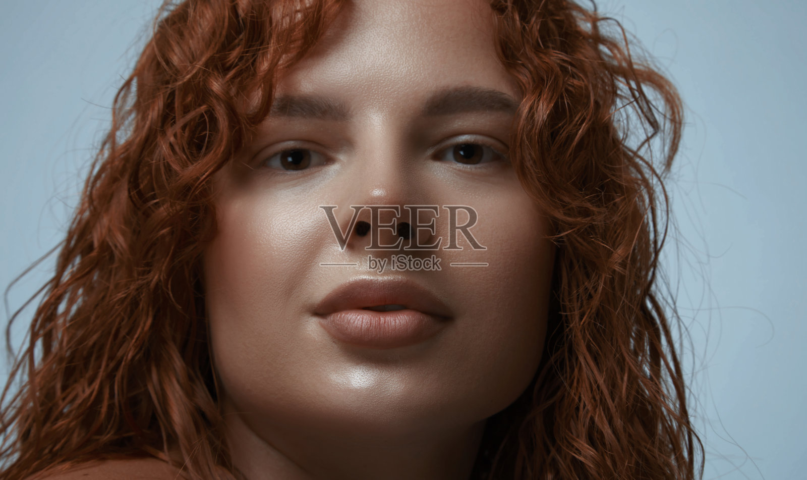 一个有纹身的年轻女人的画像,头发是古铜色的。照片摄影图片