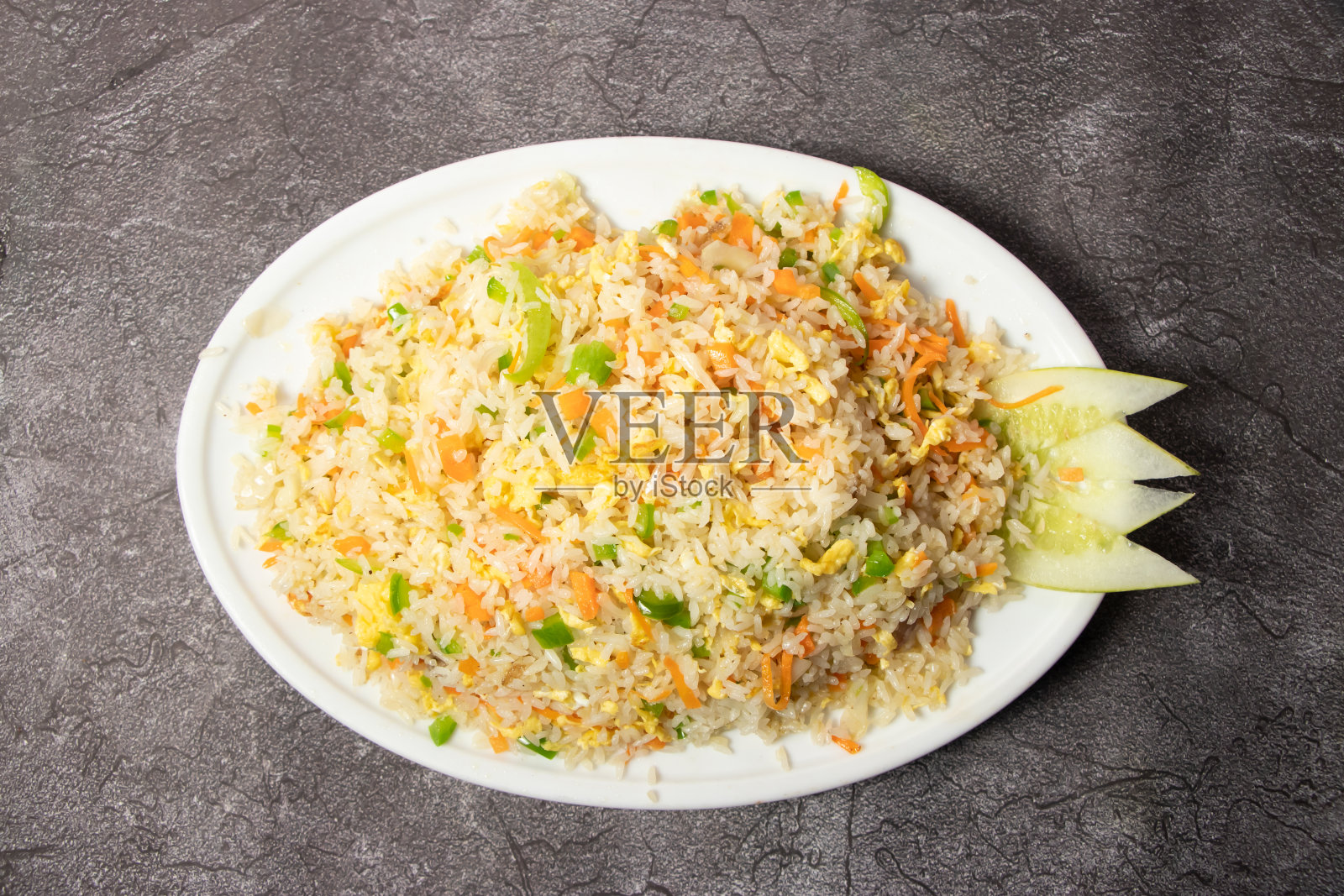 鸡蛋炒饭配辣椒和黄瓜在盘子里被隔离在背景孟加拉国食物的顶视图照片摄影图片