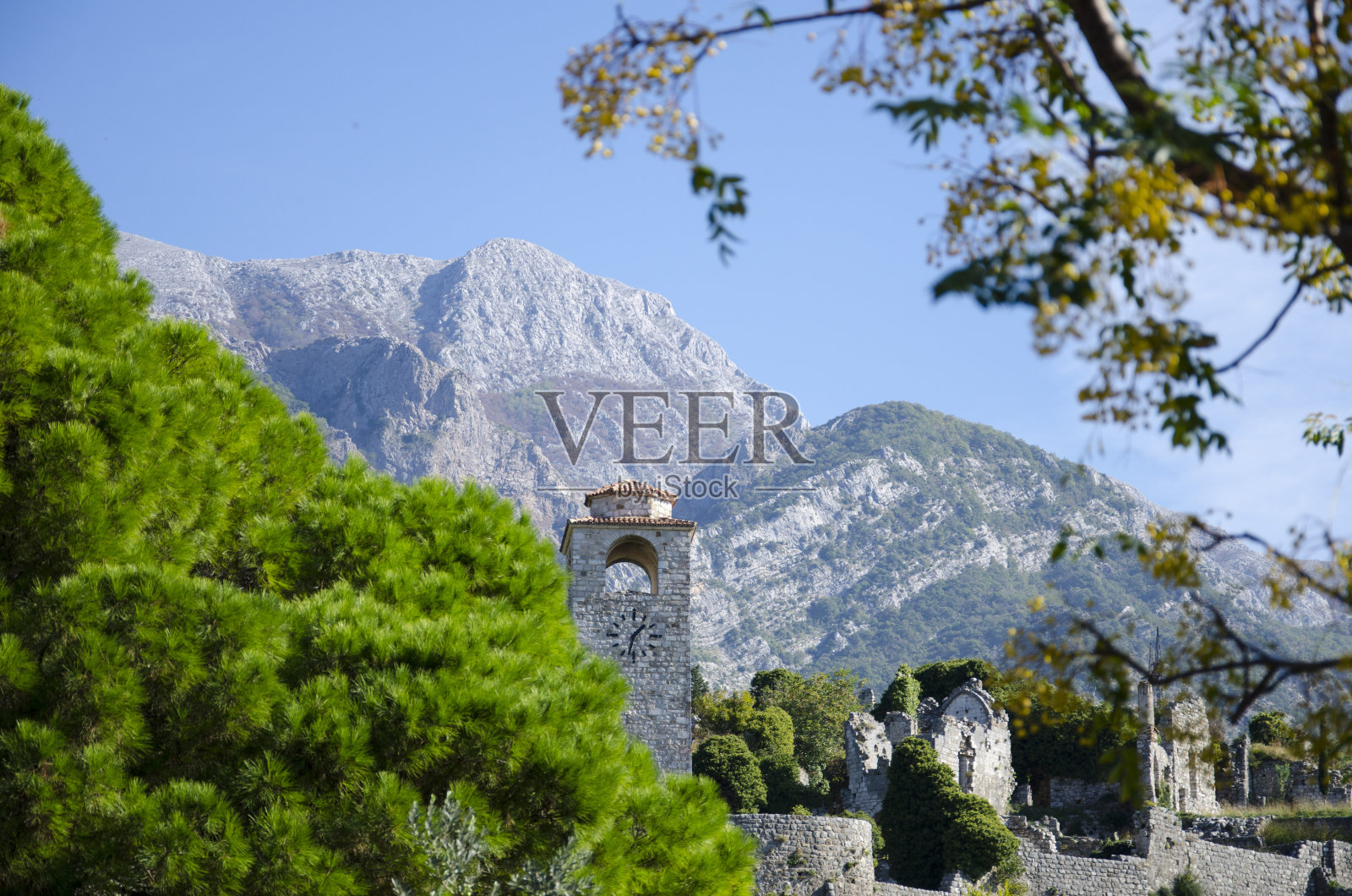 往钟楼看。照片摄影图片