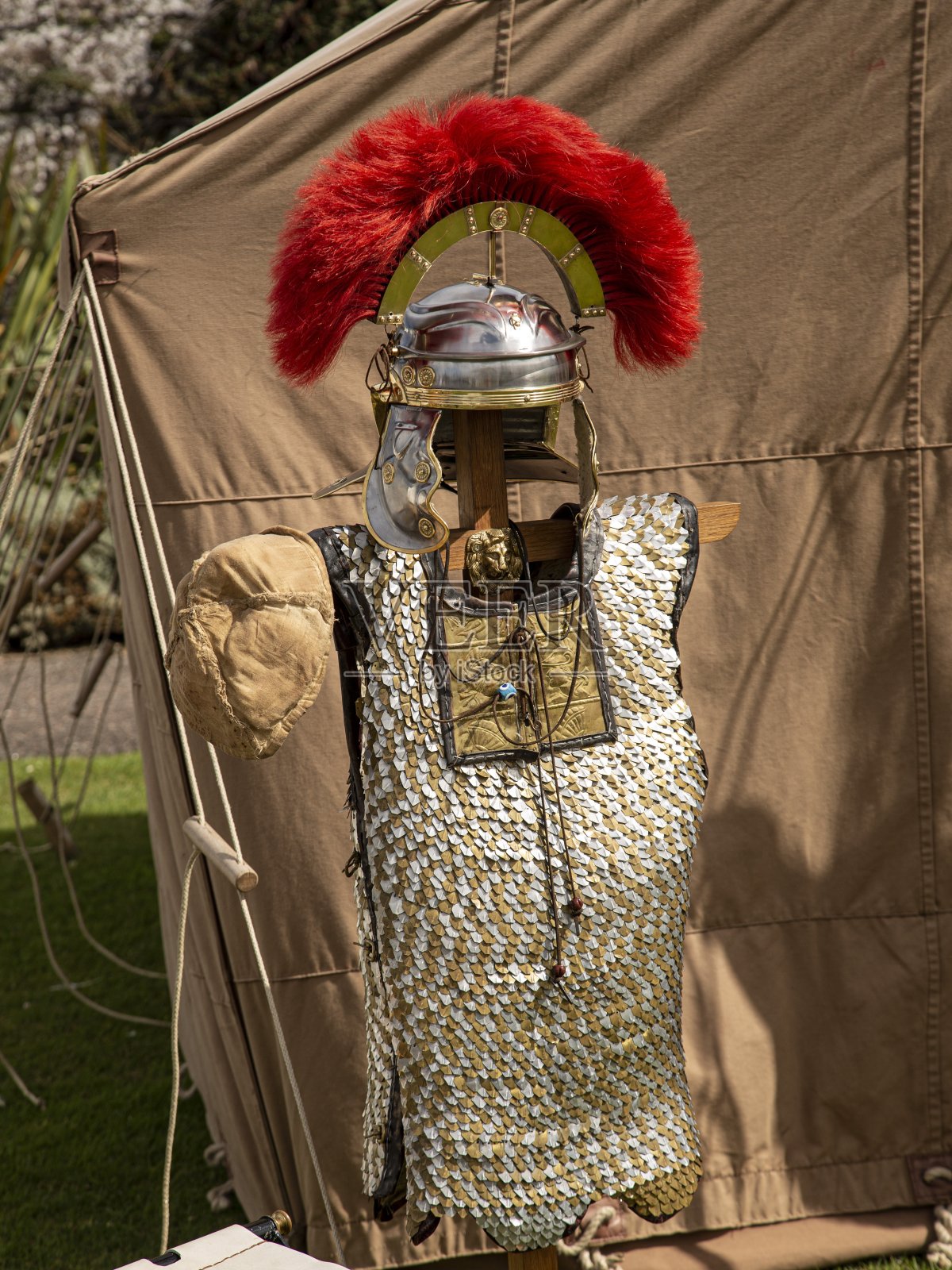 罗马头盔和胸甲。照片摄影图片