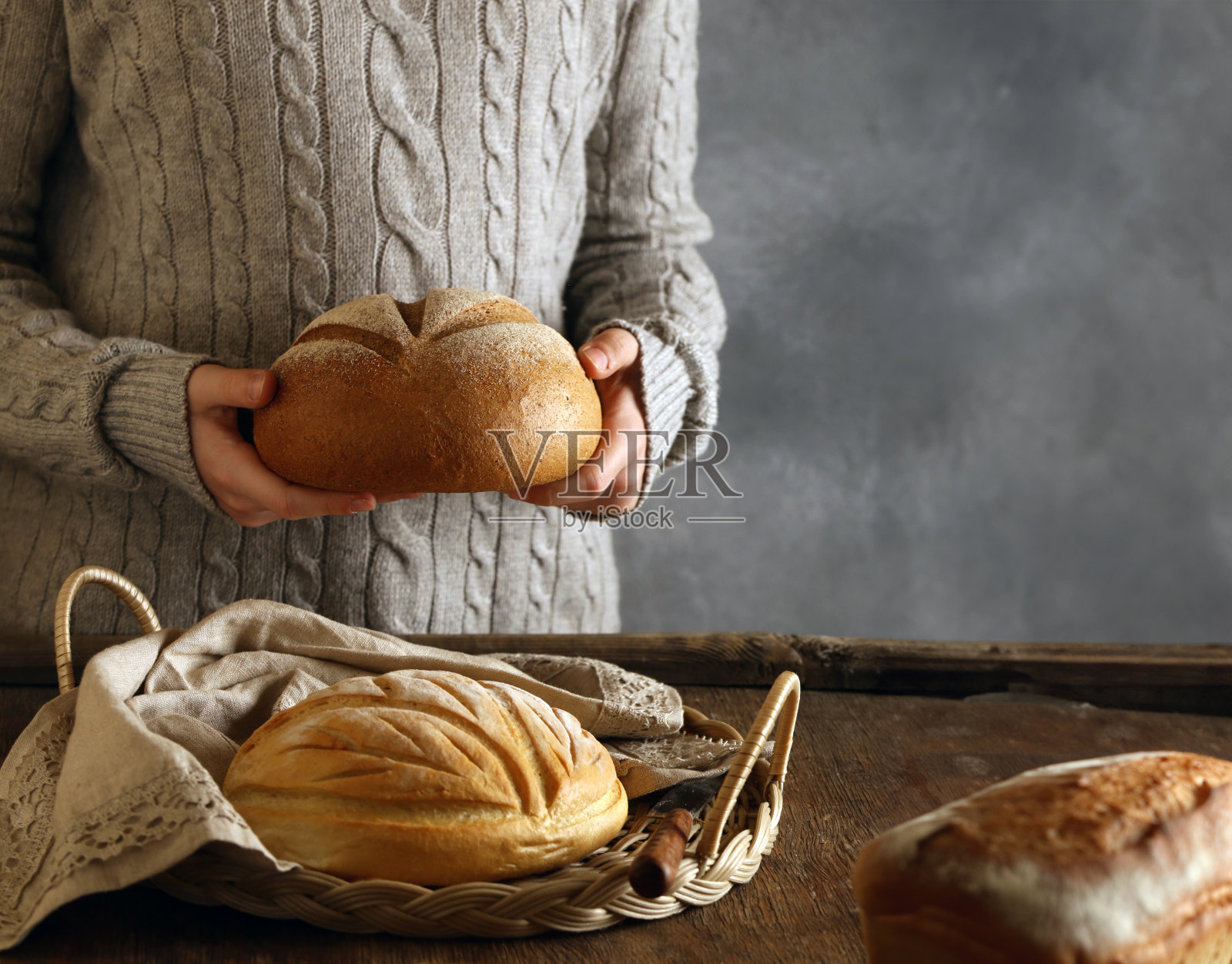 手握乡村风格的自制面包照片摄影图片