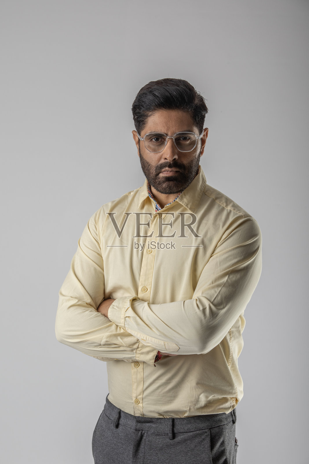 双臂交叉在白色背景上的自信商人照片摄影图片