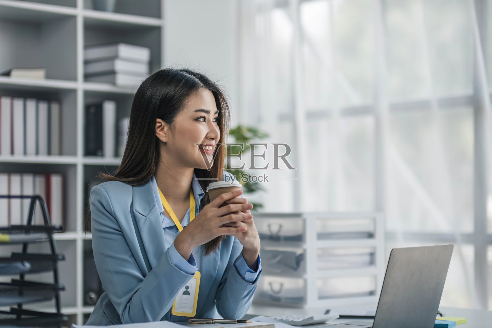 商务女性使用计算器在办公室的木桌上做数学金融和商务工作背景,税务,会计,统计和分析研究概念....照片摄影图片