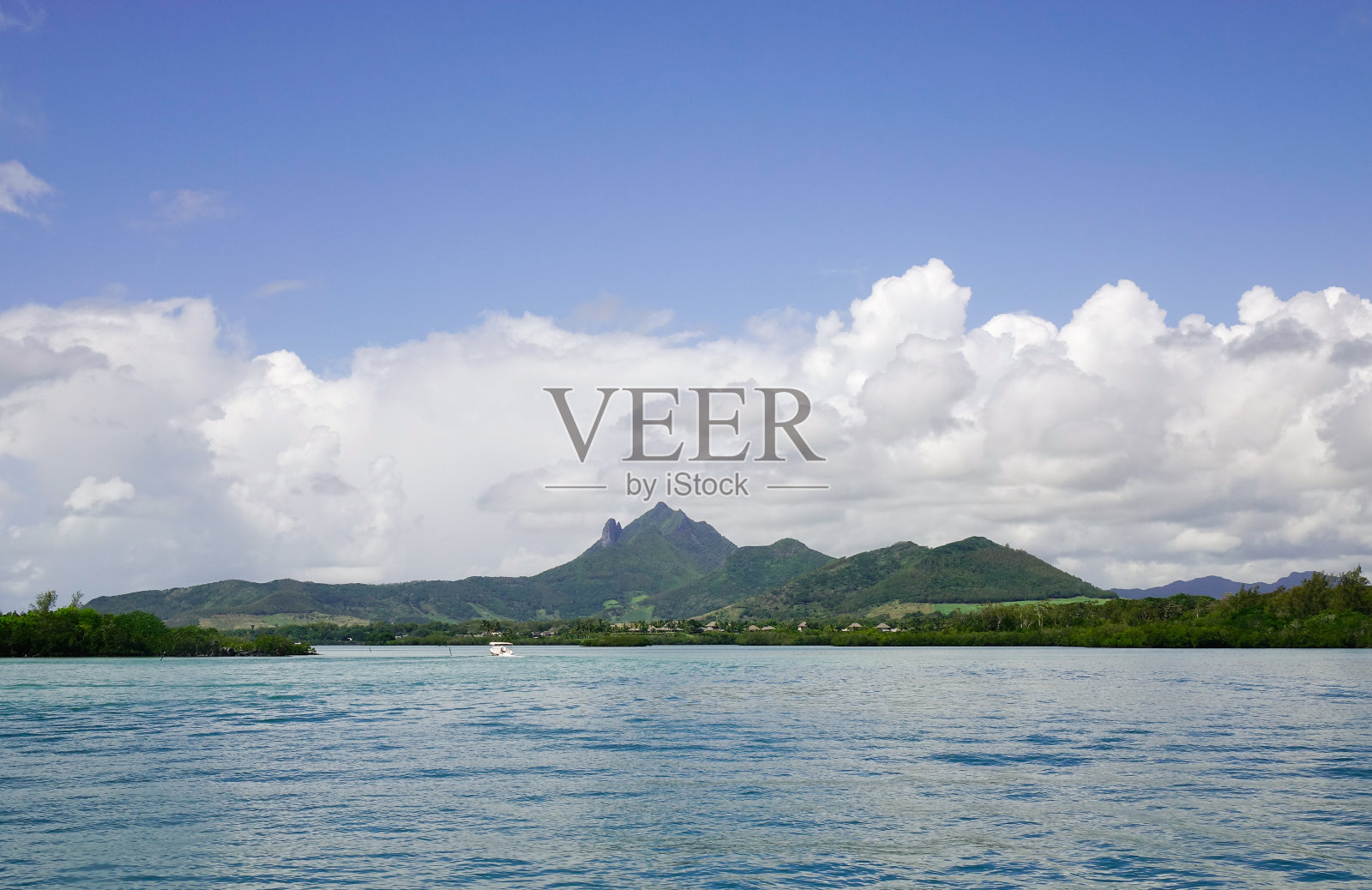 海景与绿松石水在晴天照片摄影图片