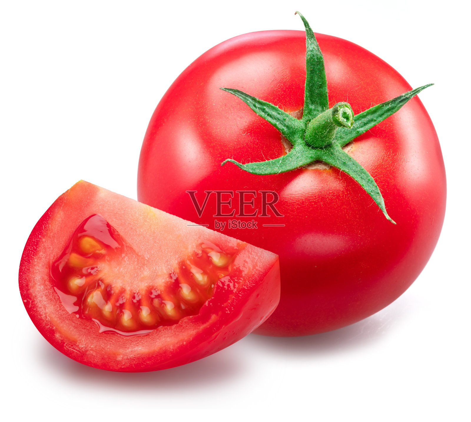 白色背景上的红番茄和番茄片。照片摄影图片