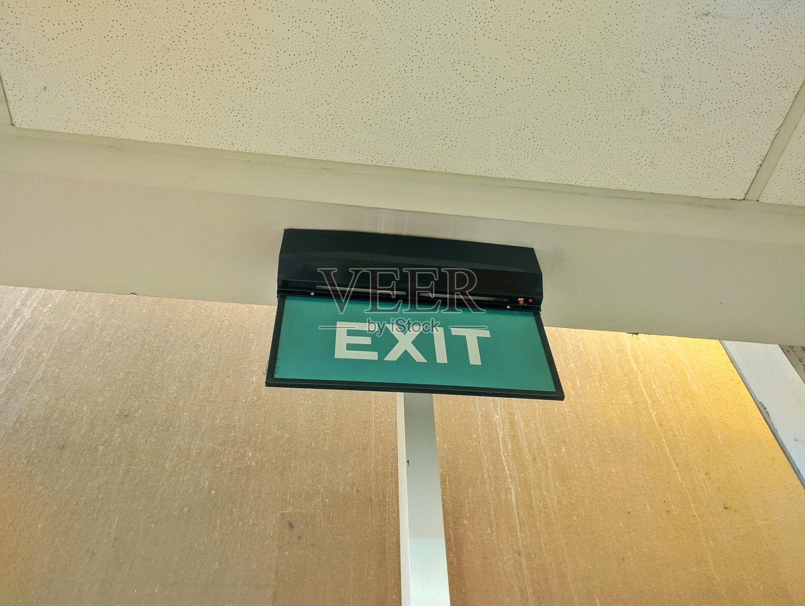 门上方有出口标志照片摄影图片