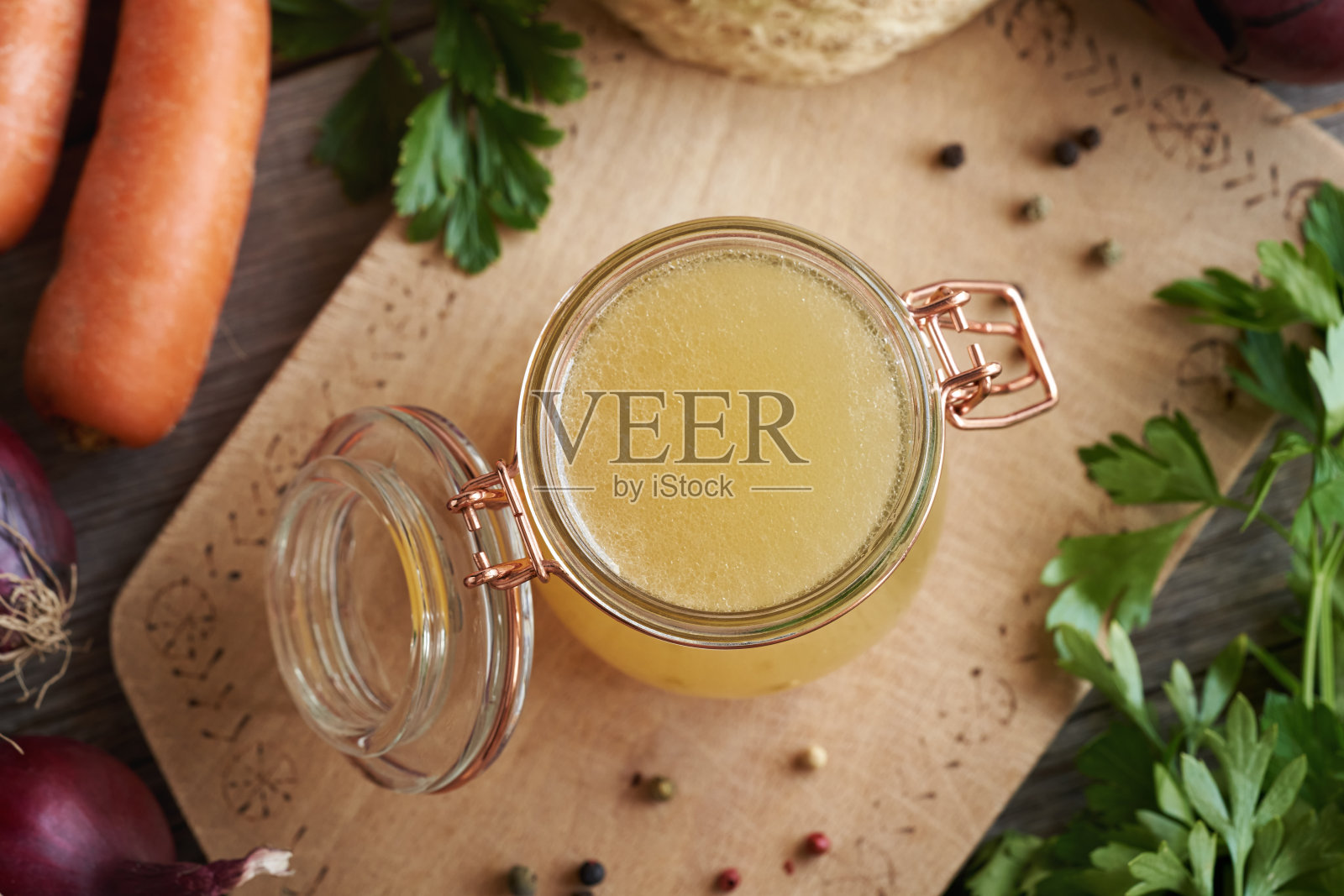 一罐蔬菜鸡骨汤照片摄影图片