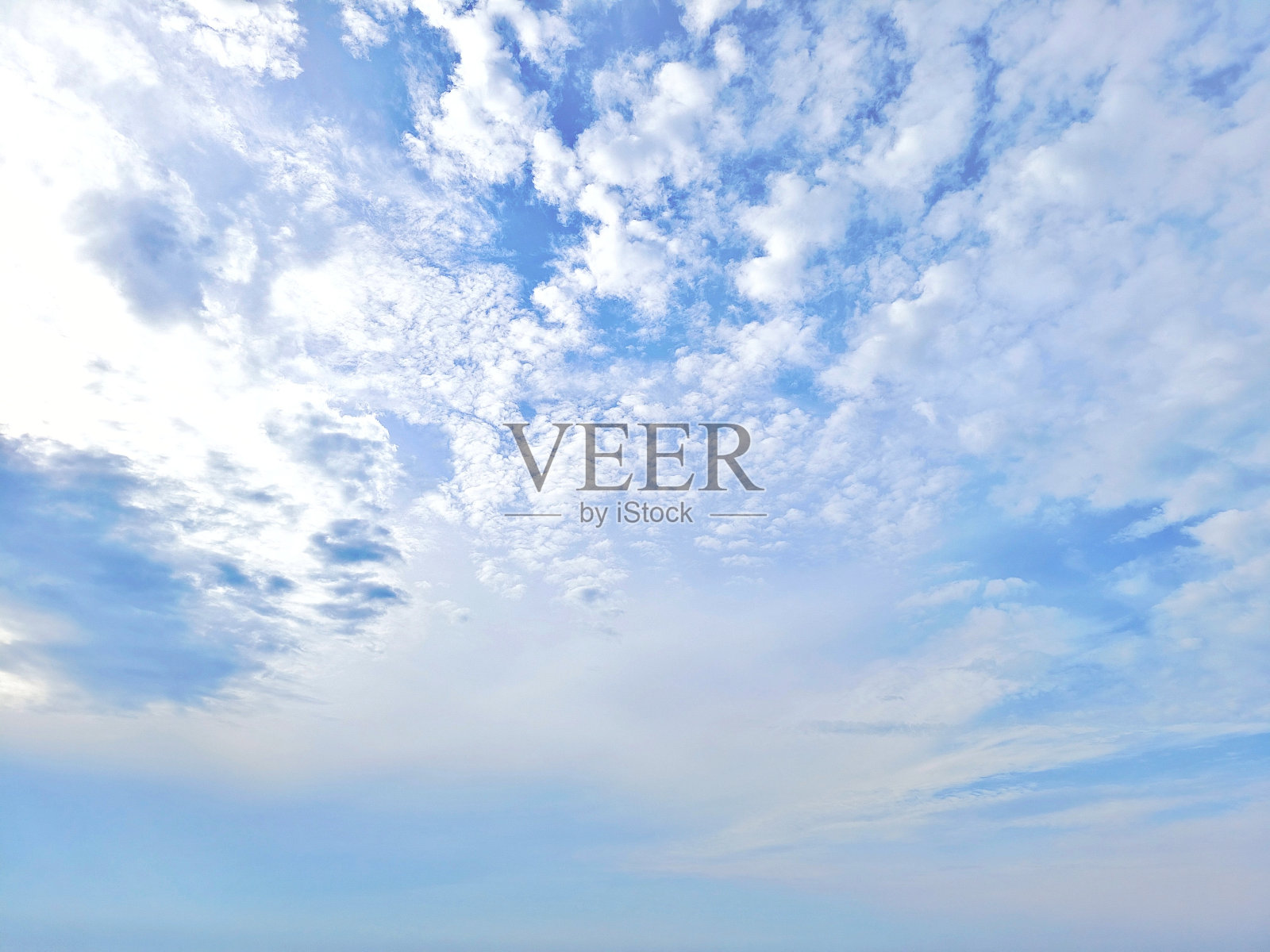 宁静的云与蓝色模糊的天空。这张照片可以用作背景,壁纸或引用插图照片摄影图片