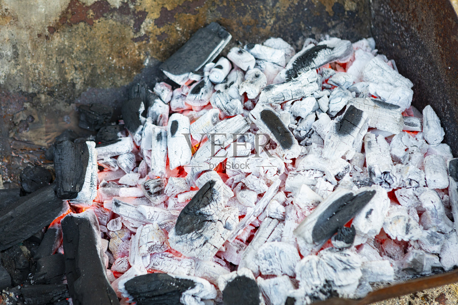 壁炉里的余烬照片摄影图片