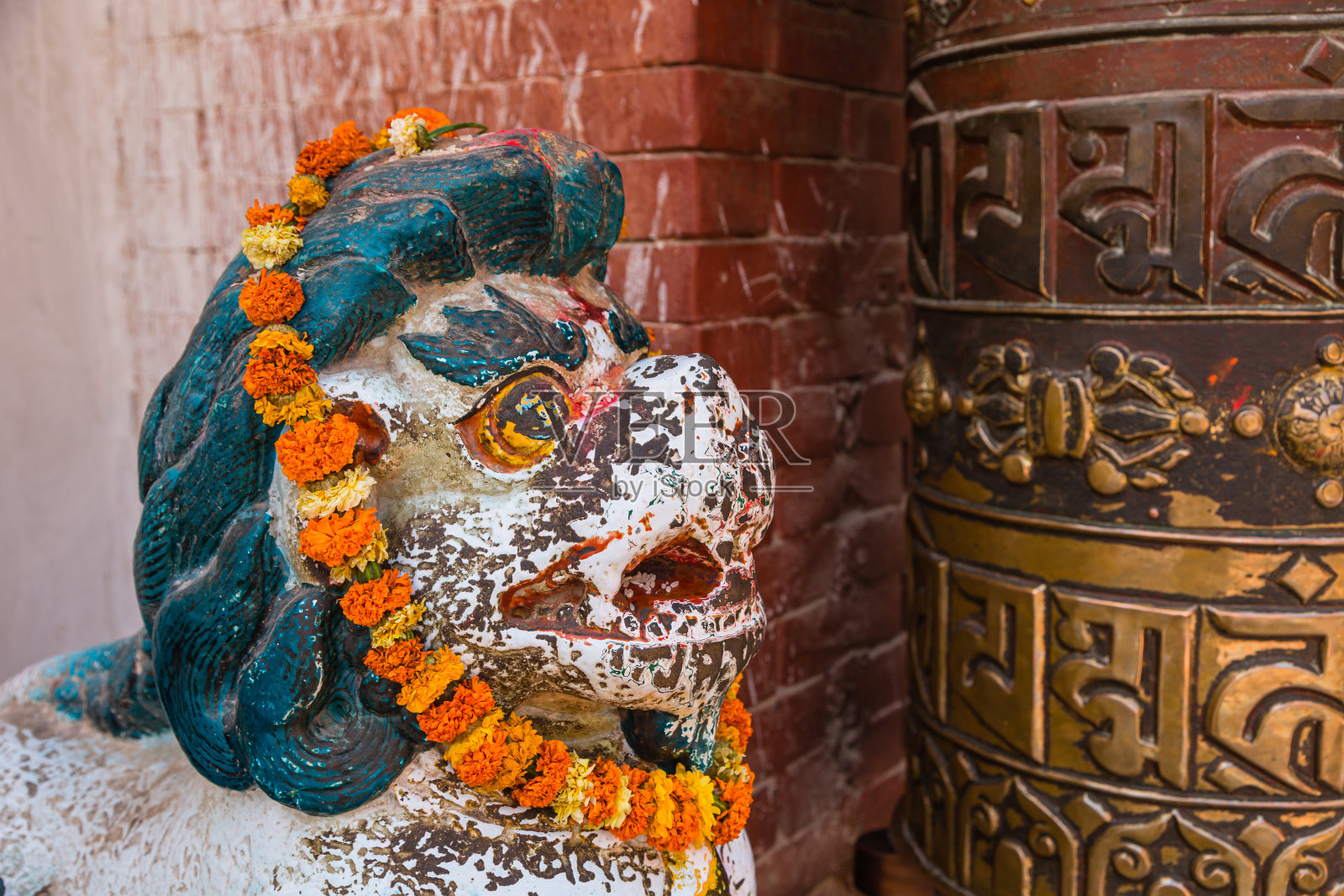 位于加德满都的尼泊尔最大的宝塔——布德哈纳塔广场上的雕像和经轮照片摄影图片