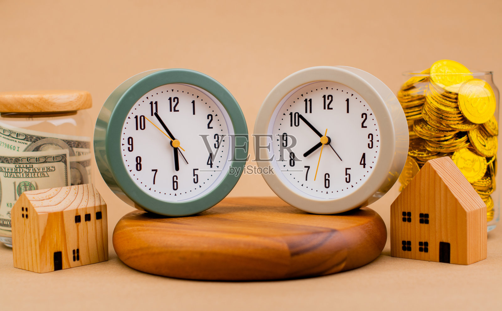 房子、金钱和时间都是宝贵的。省钱与黄金、投资、有价资产、物业、房地产金融信贷家与居财富值得您花时间的理财与投资概念。照片摄影图片