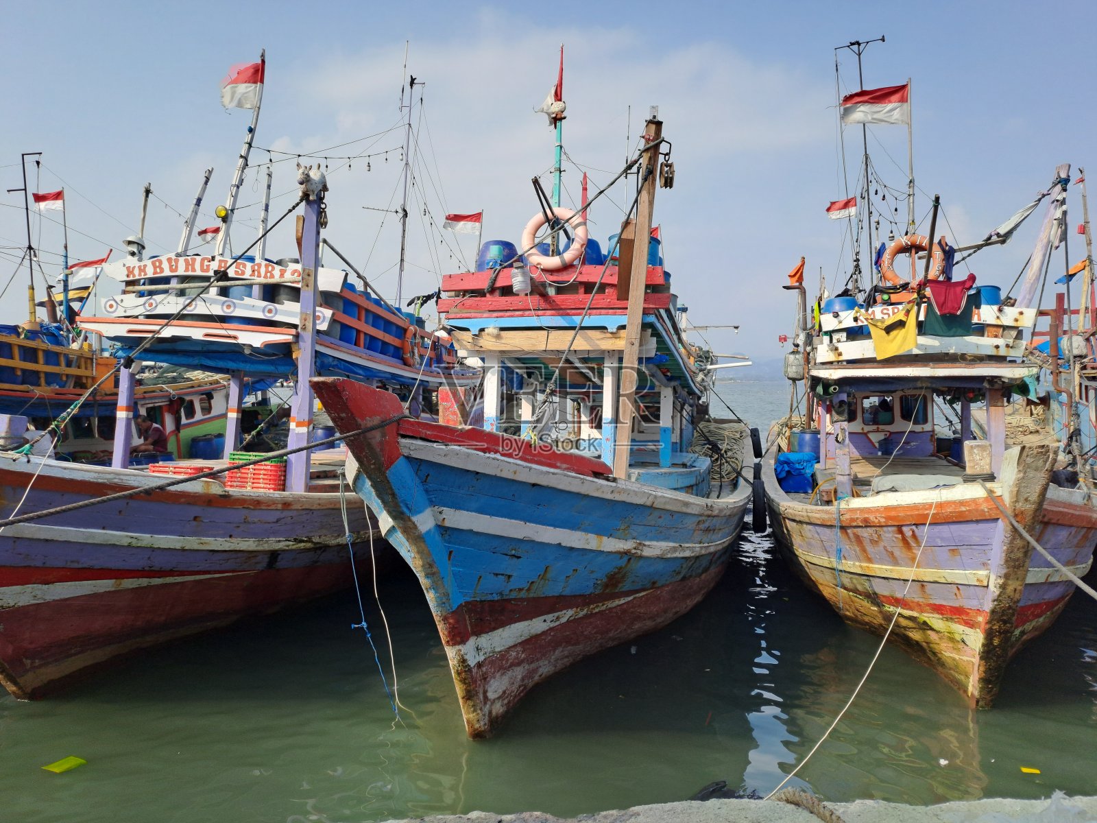 渔船停靠在印度尼西亚的班达楠榜照片摄影图片