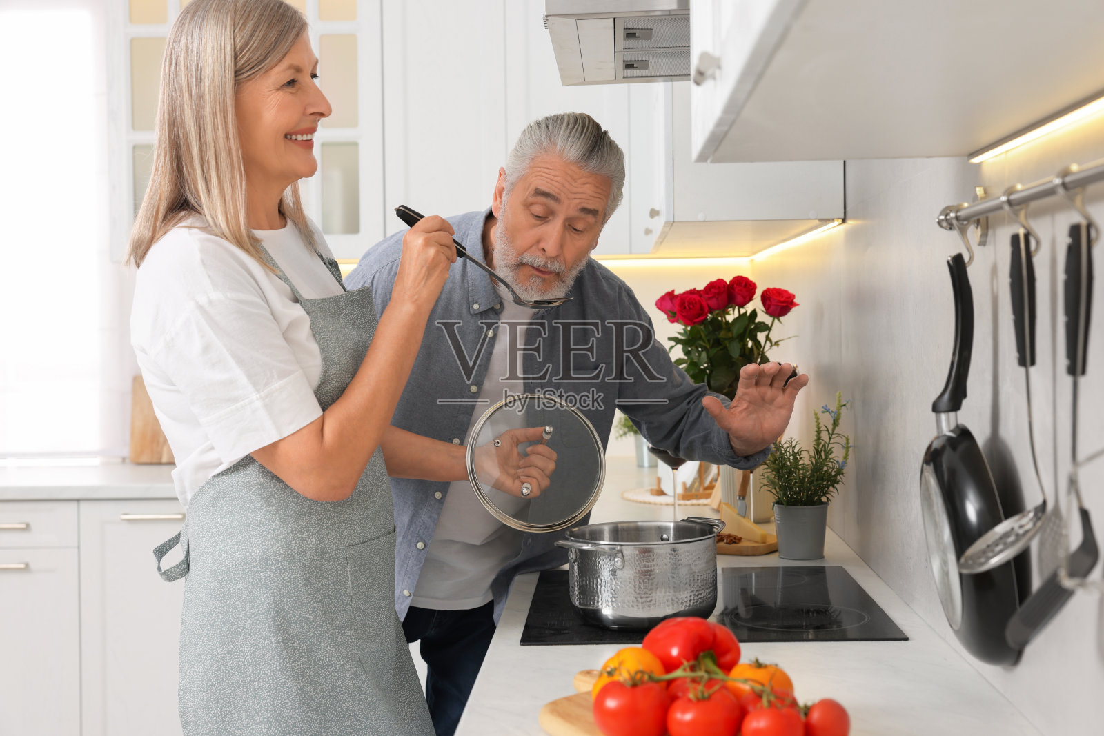 恩爱的老夫妇在厨房一起做饭照片摄影图片