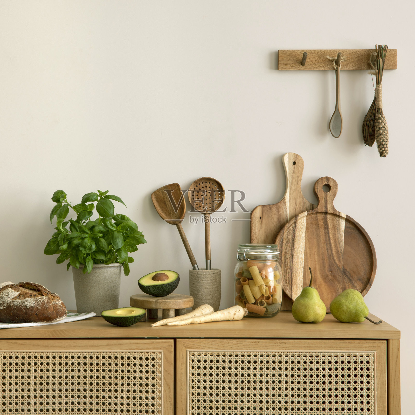 厨房空间的室内设计,在现代家居装饰中使用藤式马桶、梯子、草药、蔬菜、食物和厨房配件。模板。照片摄影图片