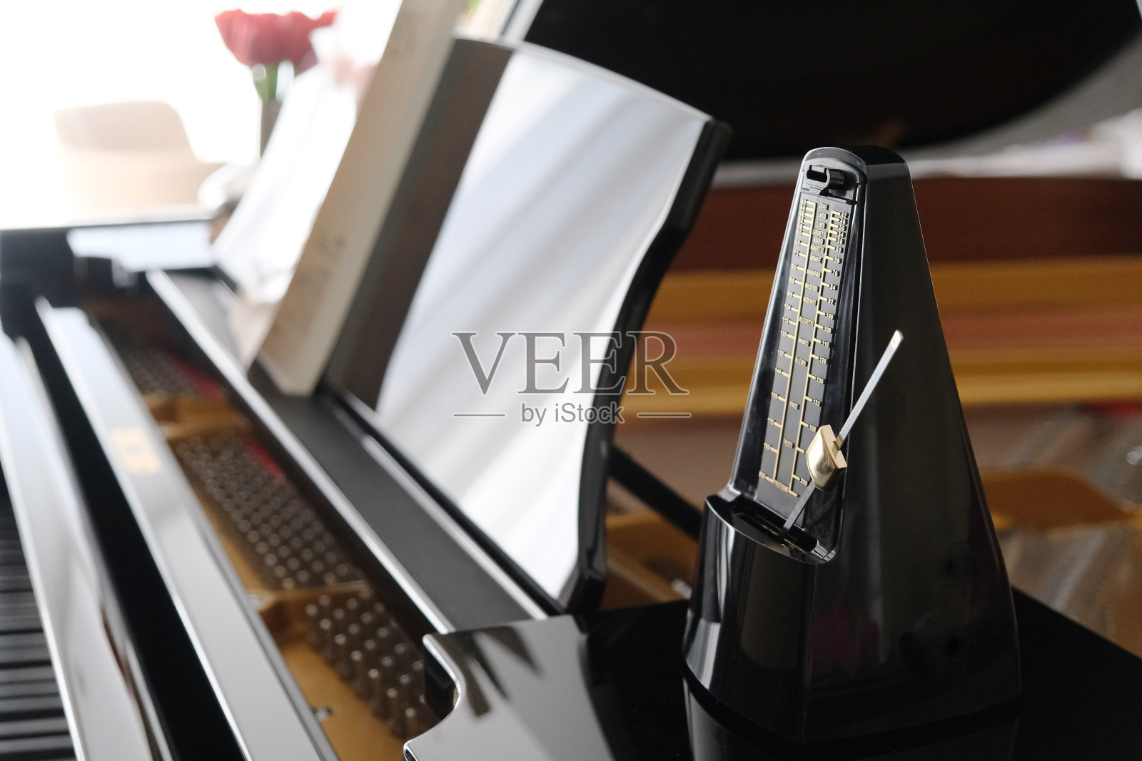 摇摆的节拍器在模糊的黑色钢琴照片摄影图片