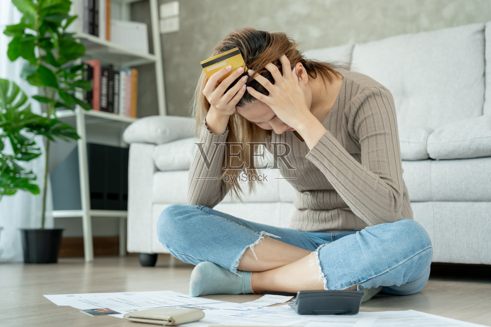 压力大、头痛的亚洲女性,有大笔账单或发票,没有钱支付开支和信用卡债务。短缺、财务问题、抵押、贷款、破产、破产、贫穷、钱包空空照片摄影图片