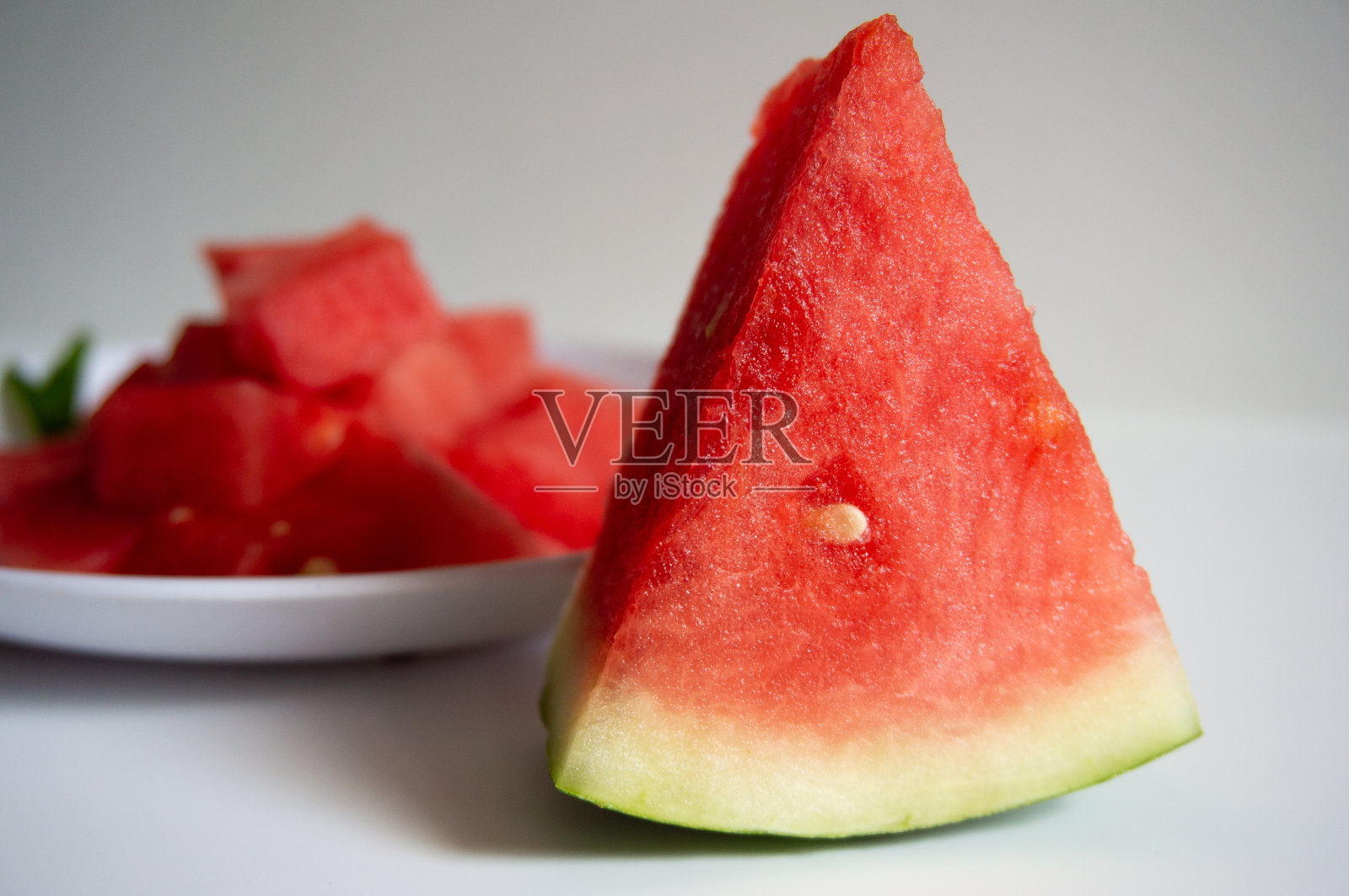 刚切好的西瓜放在白底的白盘子里照片摄影图片