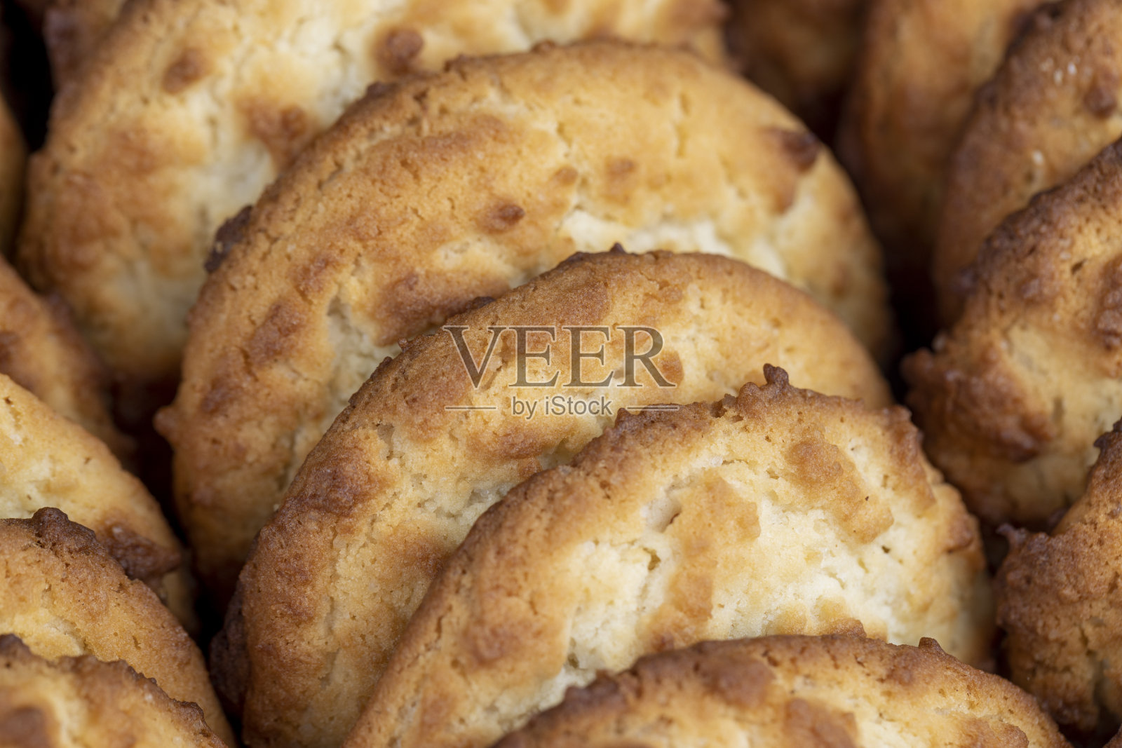 一盒小麦粉曲奇加上椰子片照片摄影图片