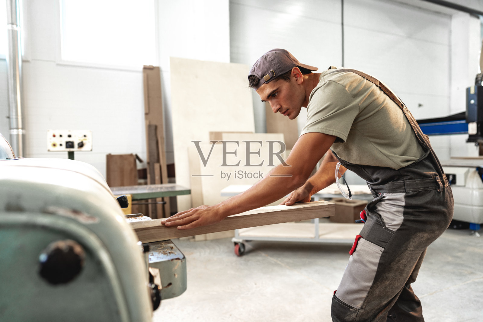 男木匠在工厂里使用木工工具照片摄影图片