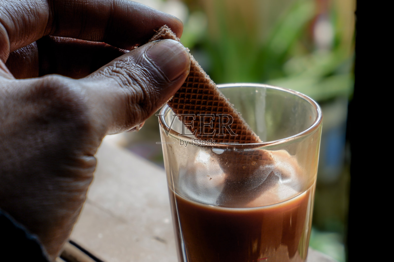 早上用一杯巧克力牛奶蘸着威化饼干。照片摄影图片