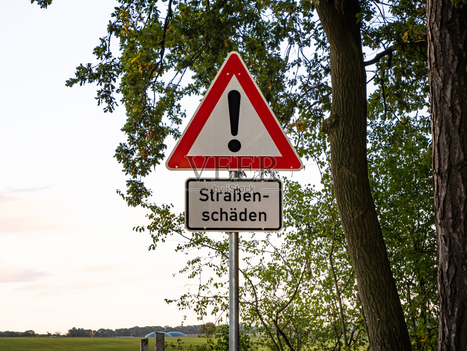 Straßenschäden(道路受损)交通标志照片摄影图片